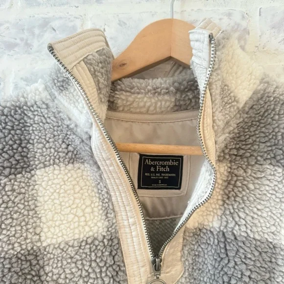 Abercrombie & Fitch Cream and Gray Checkered Fleece - Picture 8 of 11